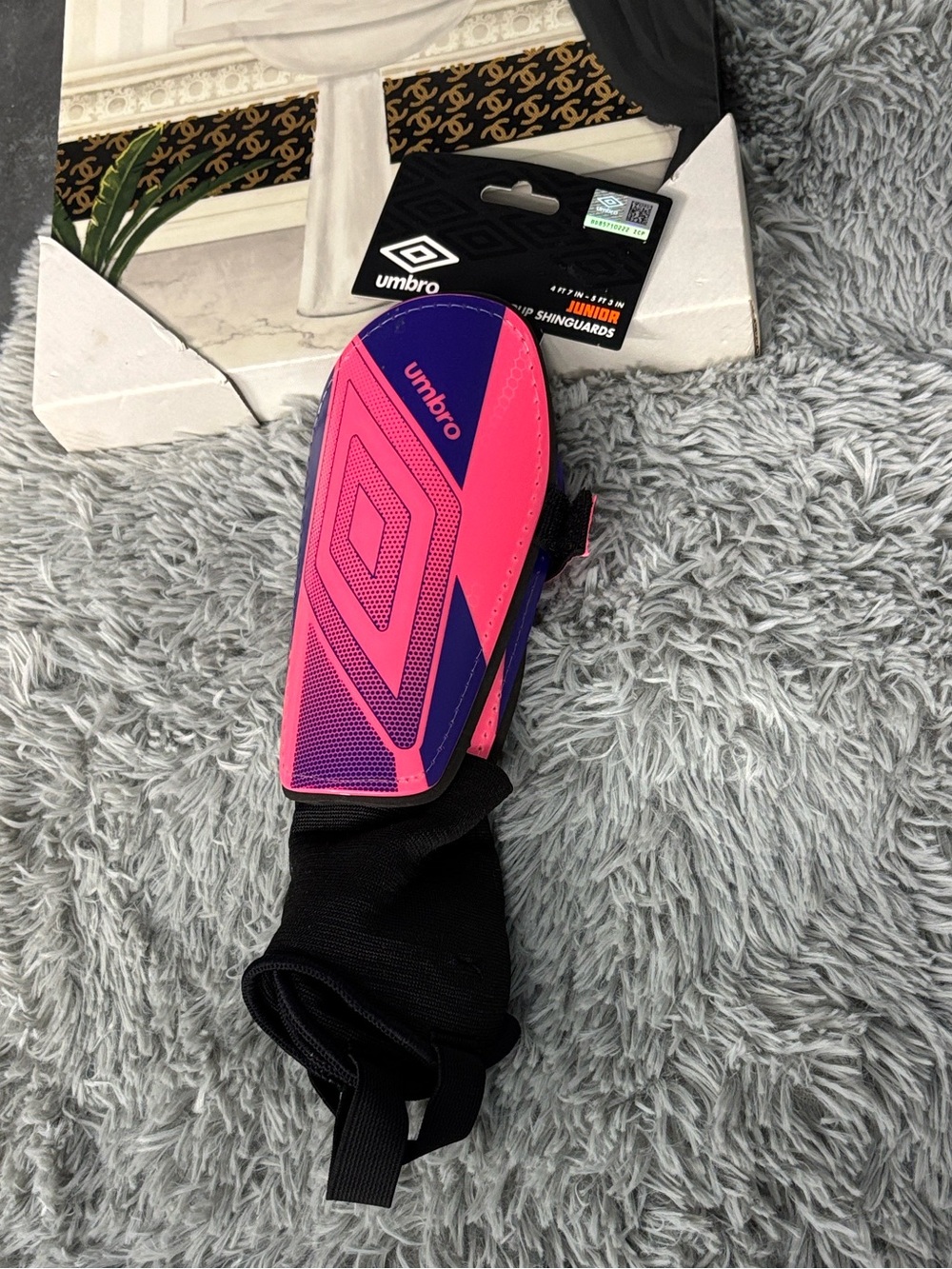NWT Umbro Black Stirrup Shin Guard Sleeves with Neon Pink Purple Accents Junior - Picture 3 of 16